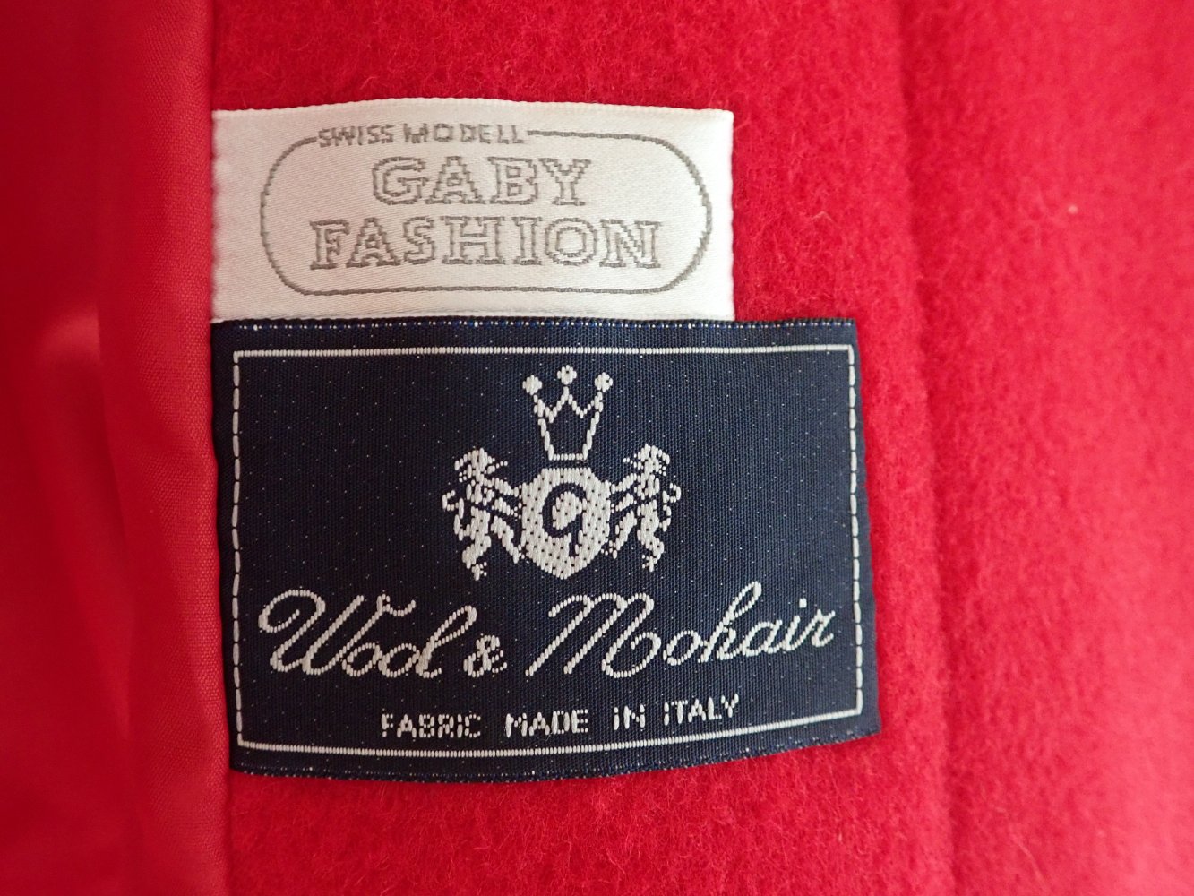 Gaby Fashion, rote Wolljacke
