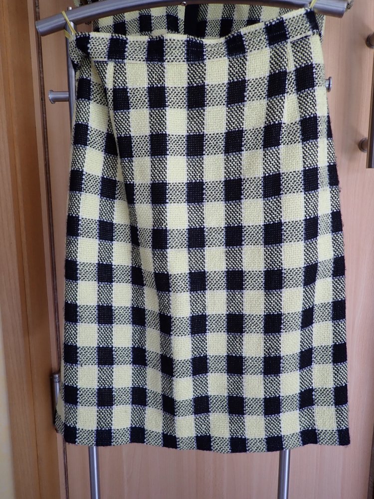 schwarz-gelbes Kostüm