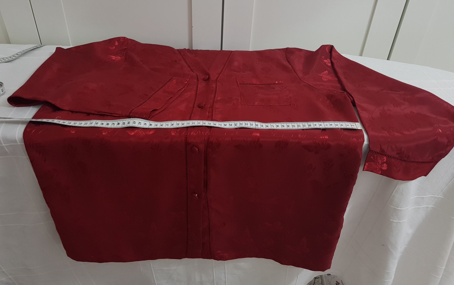 Schlaganzug, Stickerdetail, Brusttasche, V-Ausschnitt, Neu