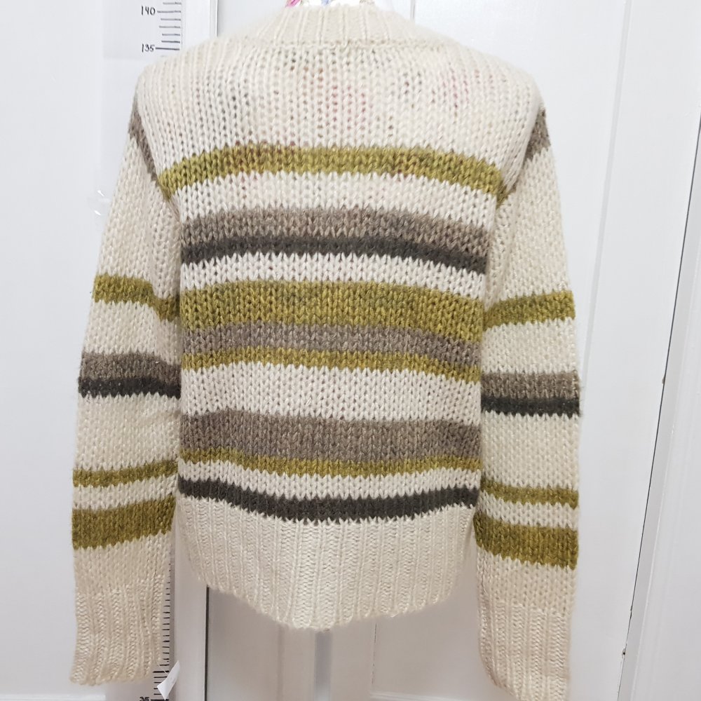 Weicher, wärmender, gestreifter Wollpullover 