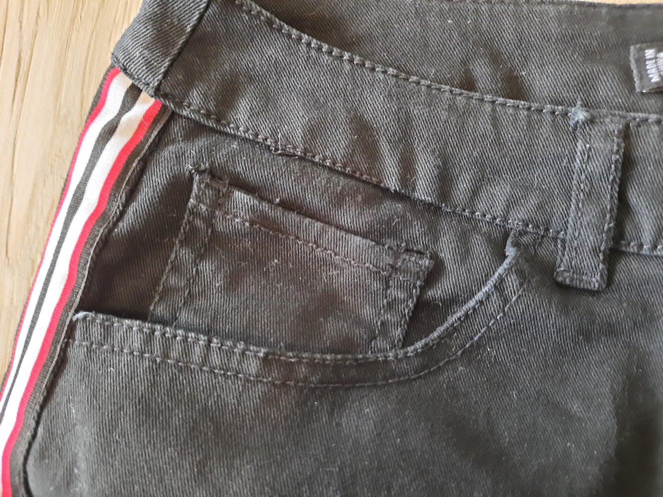 Damen schwarze Shorts mit Streifen Gr. 34