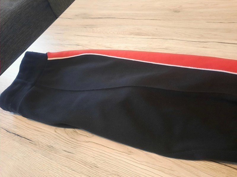 Damen Hose/Leggings schwarz mit rot/weißen Streifen von New Yorker
