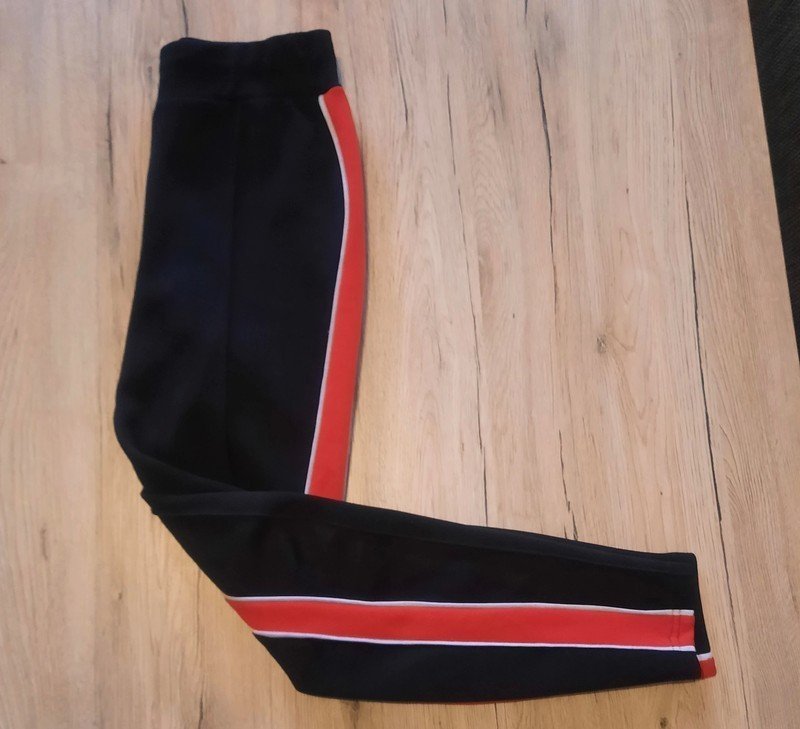 Damen Hose/Leggings schwarz mit rot/weißen Streifen von New Yorker
