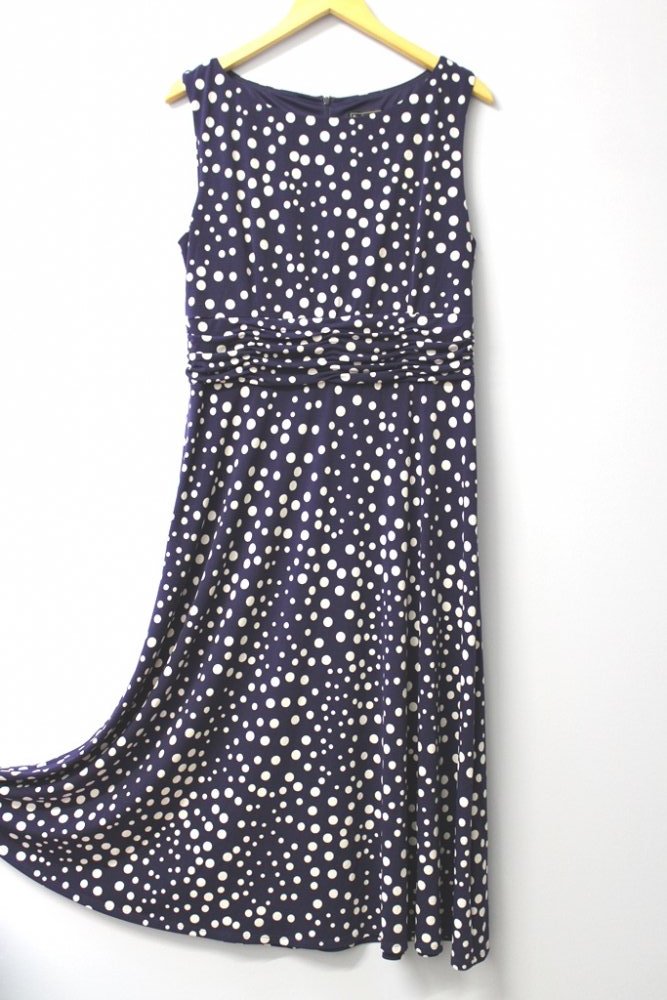 Schickes Kleid. Kleid mit Punkten. Gr. L. Jessica Howald