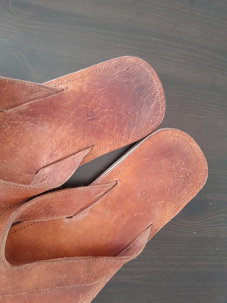 Flache Sandalen. Zehentrenner. Gr. 43. Sommerschuhe