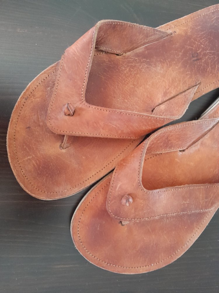 Flache Sandalen. Zehentrenner. Gr. 43. Sommerschuhe