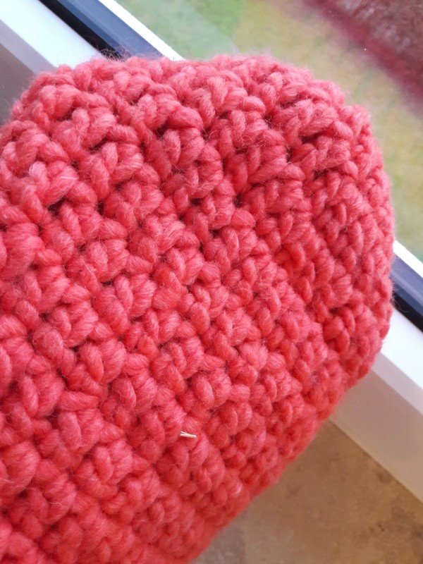 Beanie Mütze handgemacht in leuchtender Koralle