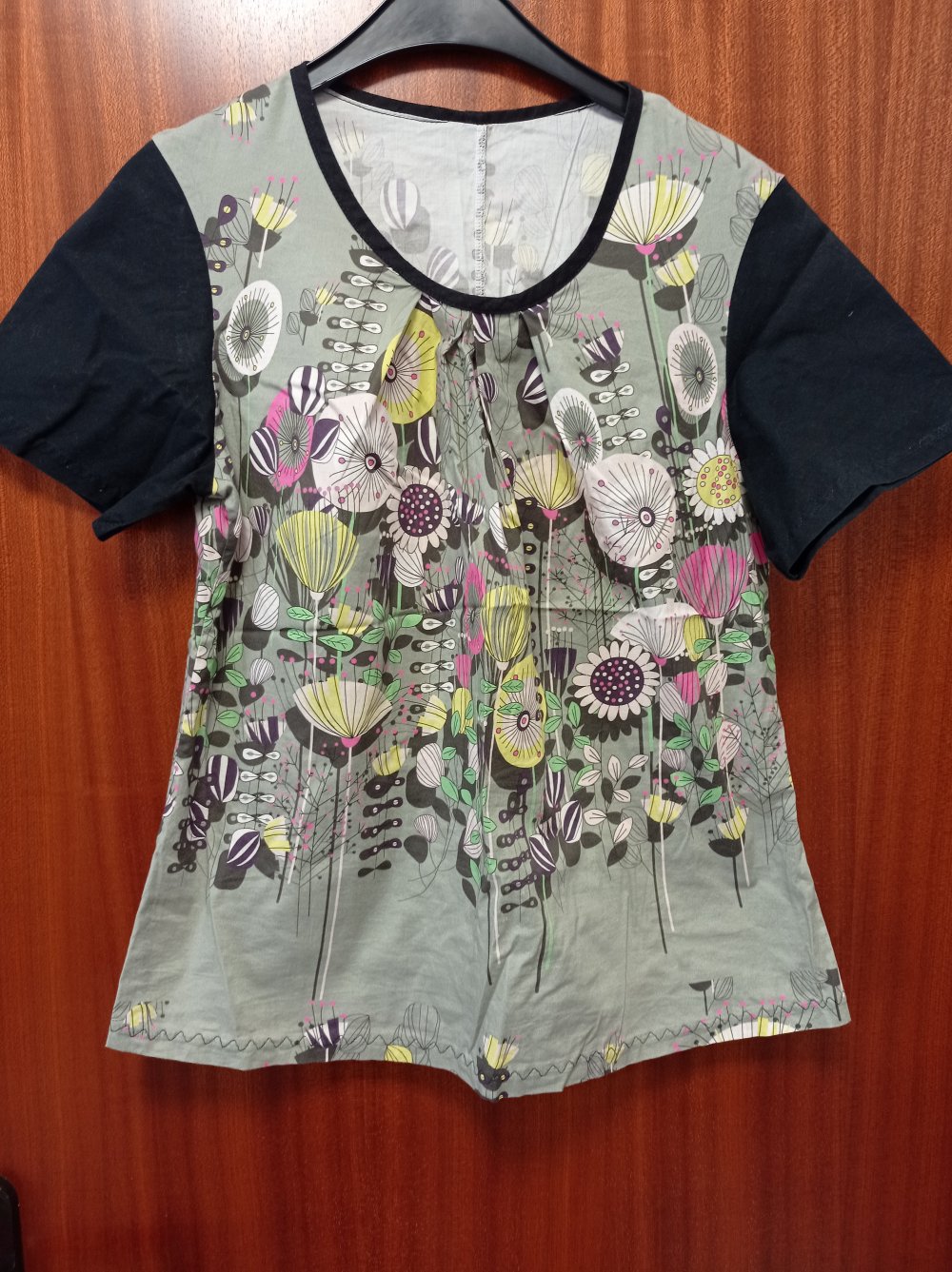 Damen Top mit schönen Blumenmuster
