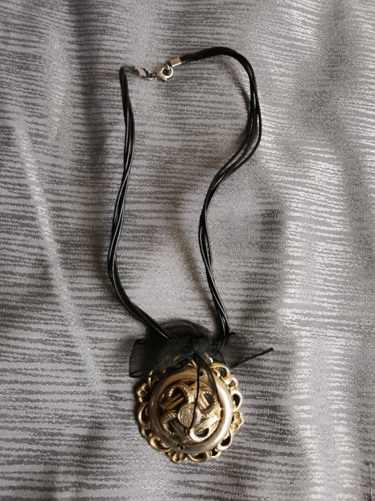 Halskette Amulette mit Tüllschleife