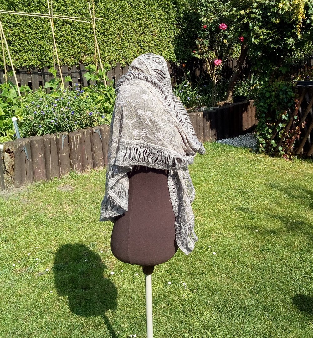 Tuch grau mit Blumen bestickt