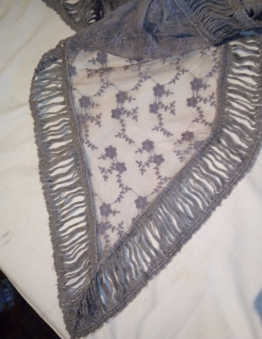 Tuch grau mit Blumen bestickt