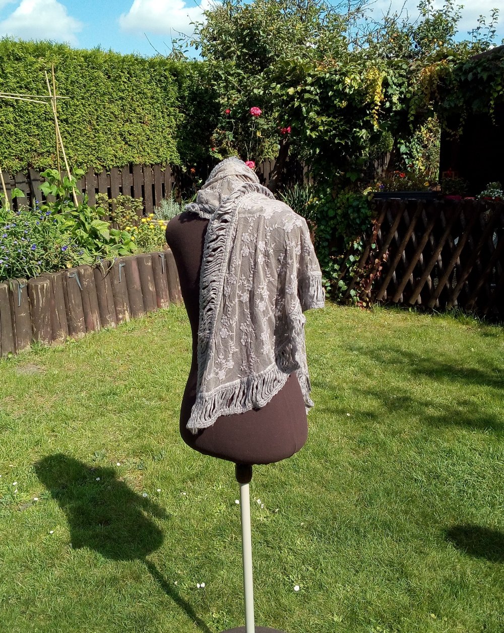 Tuch grau mit Blumen bestickt