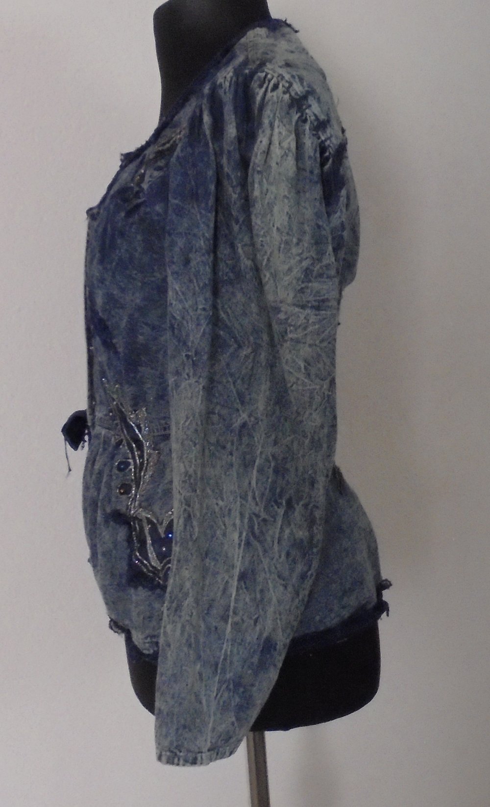 Ausgefallene Jeansjacke mit Applikationen, Gr. L