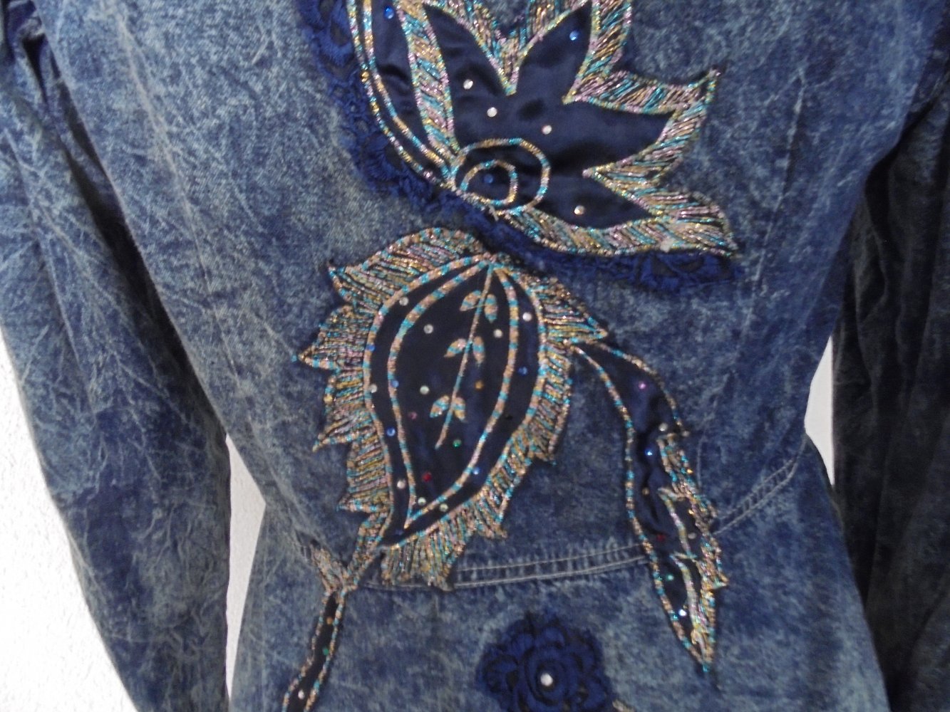 Ausgefallene Jeansjacke mit Applikationen, Gr. L