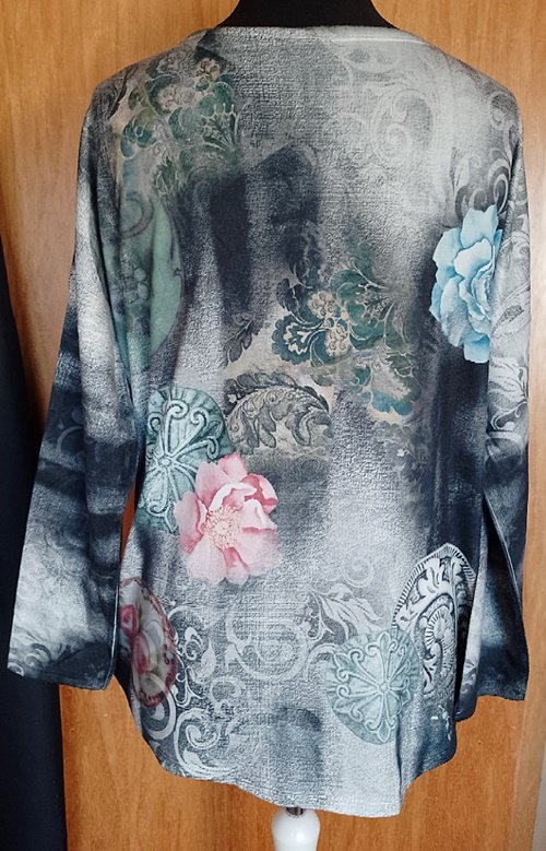 Tolles Langarmshirt mit Spitzenstoff und Pailletten