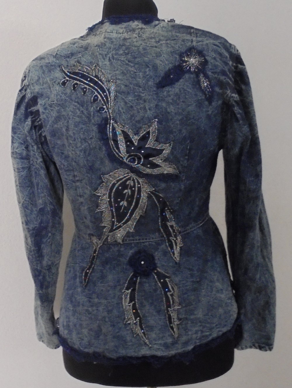 Ausgefallene Jeansjacke mit Applikationen, Gr. L