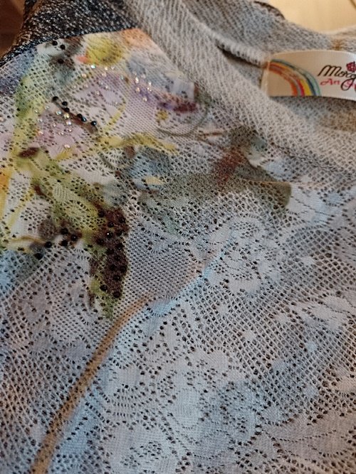 Tolles Langarmshirt mit Spitzenstoff und Pailletten