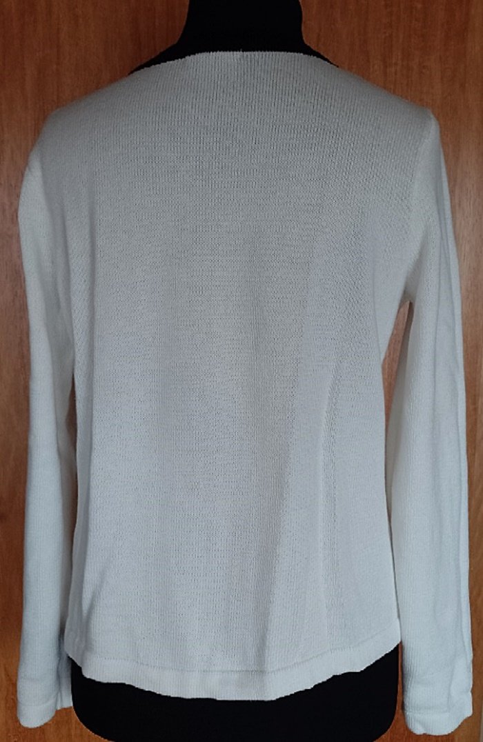 Strickjacke mit Schmuckknöpfen, cremeweiß, H & M, Gr. M