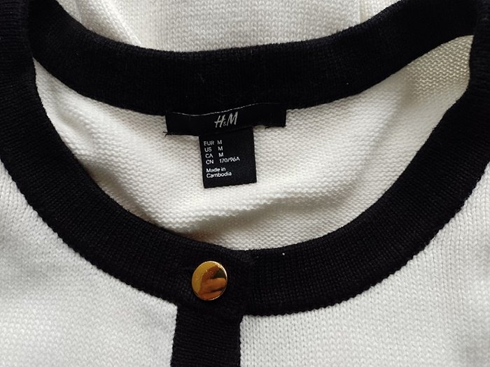 Strickjacke mit Schmuckknöpfen, cremeweiß, H & M, Gr. M