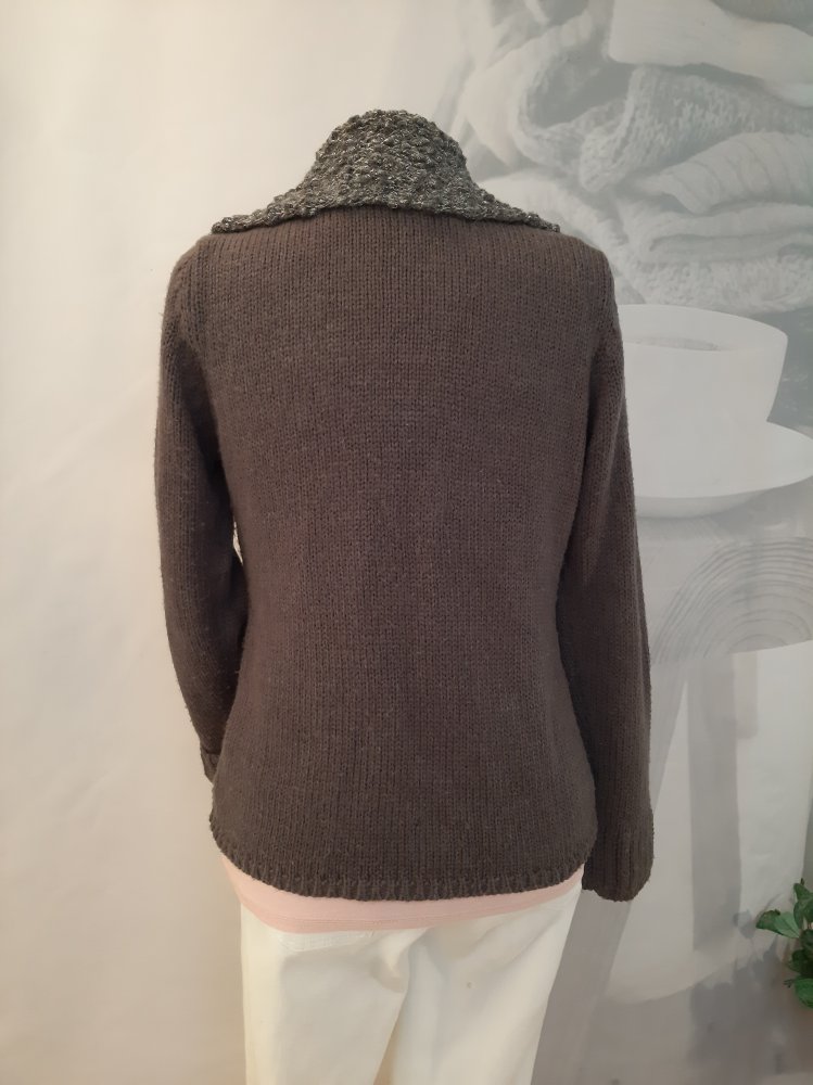 Strickjacke mit großem Kragen
