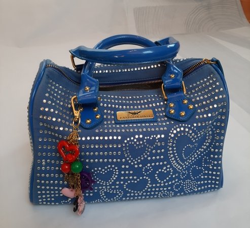 Handtasche mit Strasssteinchen und Anhänger