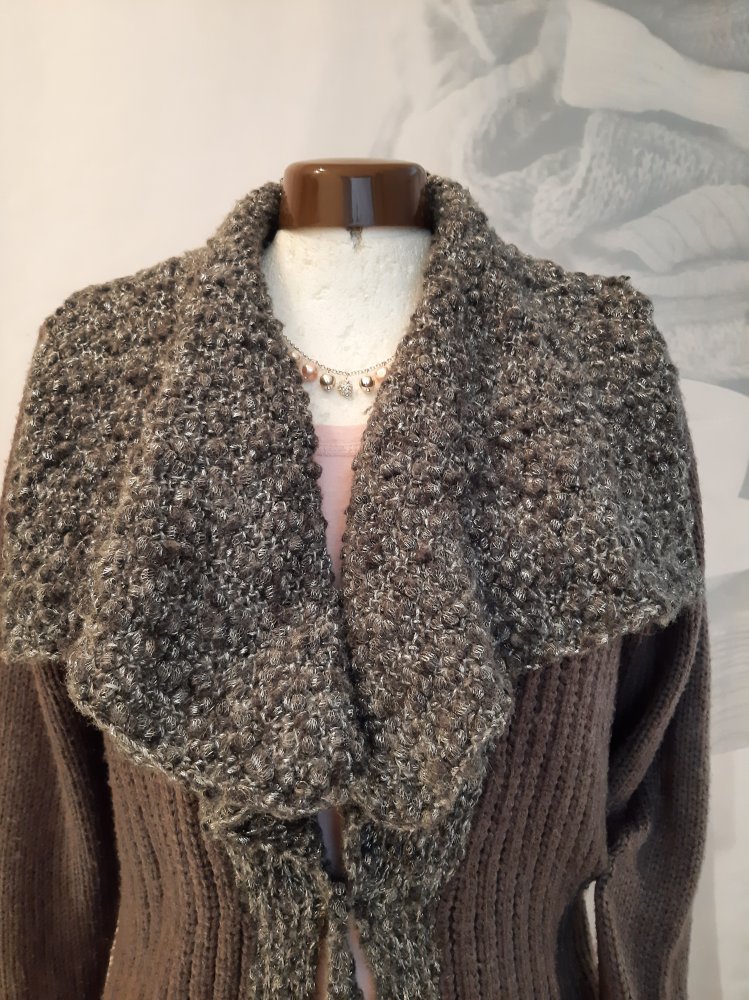 Strickjacke mit großem Kragen