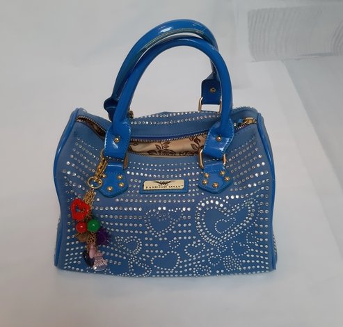 Handtasche mit Strasssteinchen und Anhänger