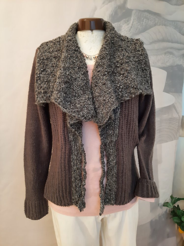 Strickjacke mit großem Kragen