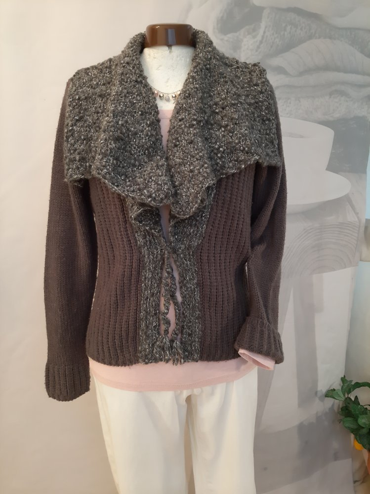 Strickjacke mit großem Kragen