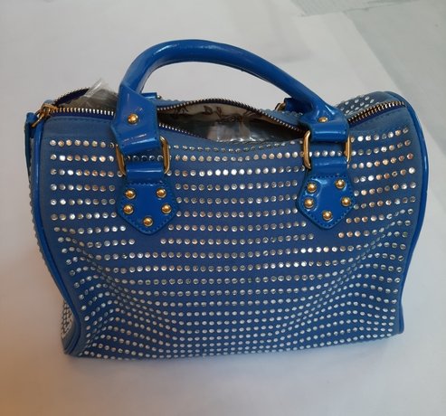 Handtasche mit Strasssteinchen und Anhänger