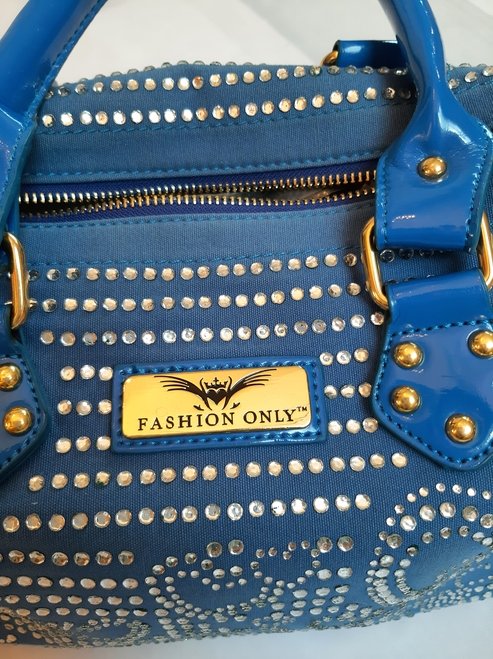 Handtasche mit Strasssteinchen und Anhänger