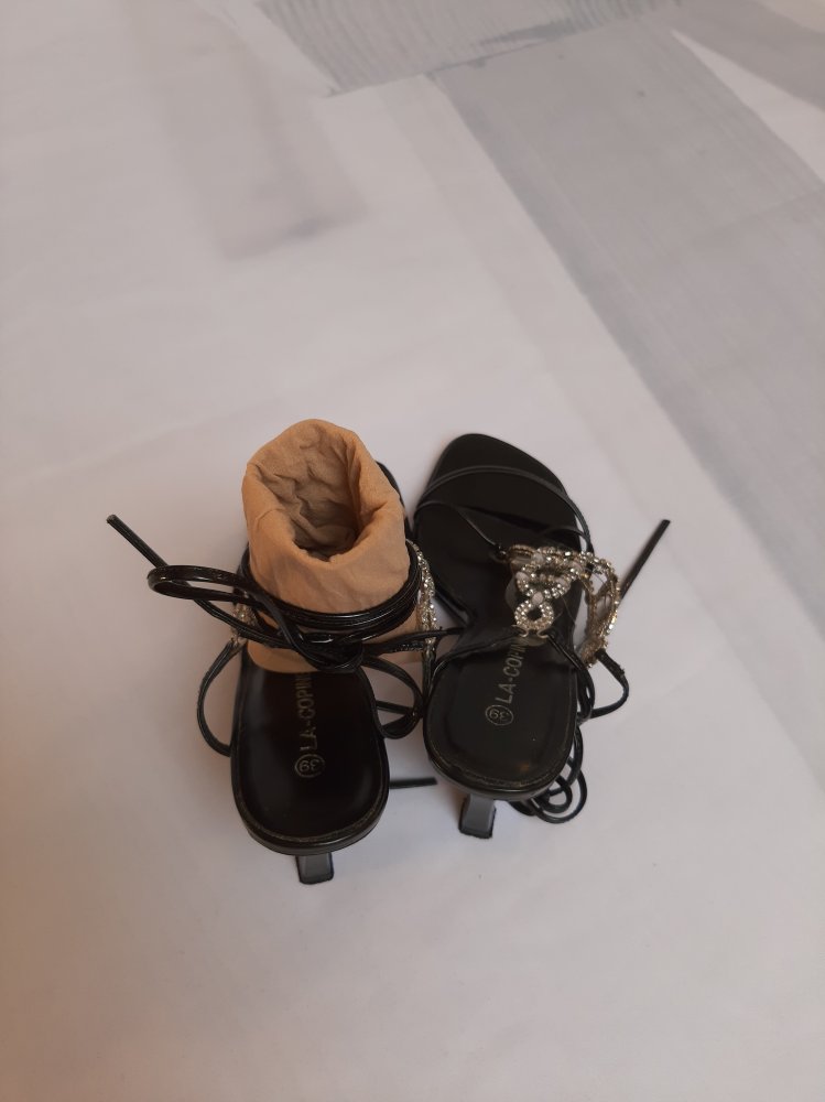 Sandaletten zum Schnüren mit Strass