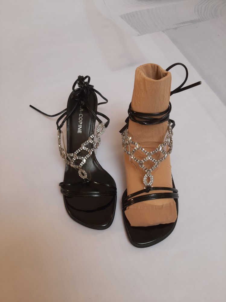 Sandaletten zum Schnüren mit Strass