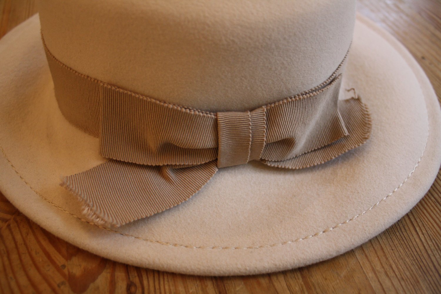 Hut cremeweiß mit beigem Band