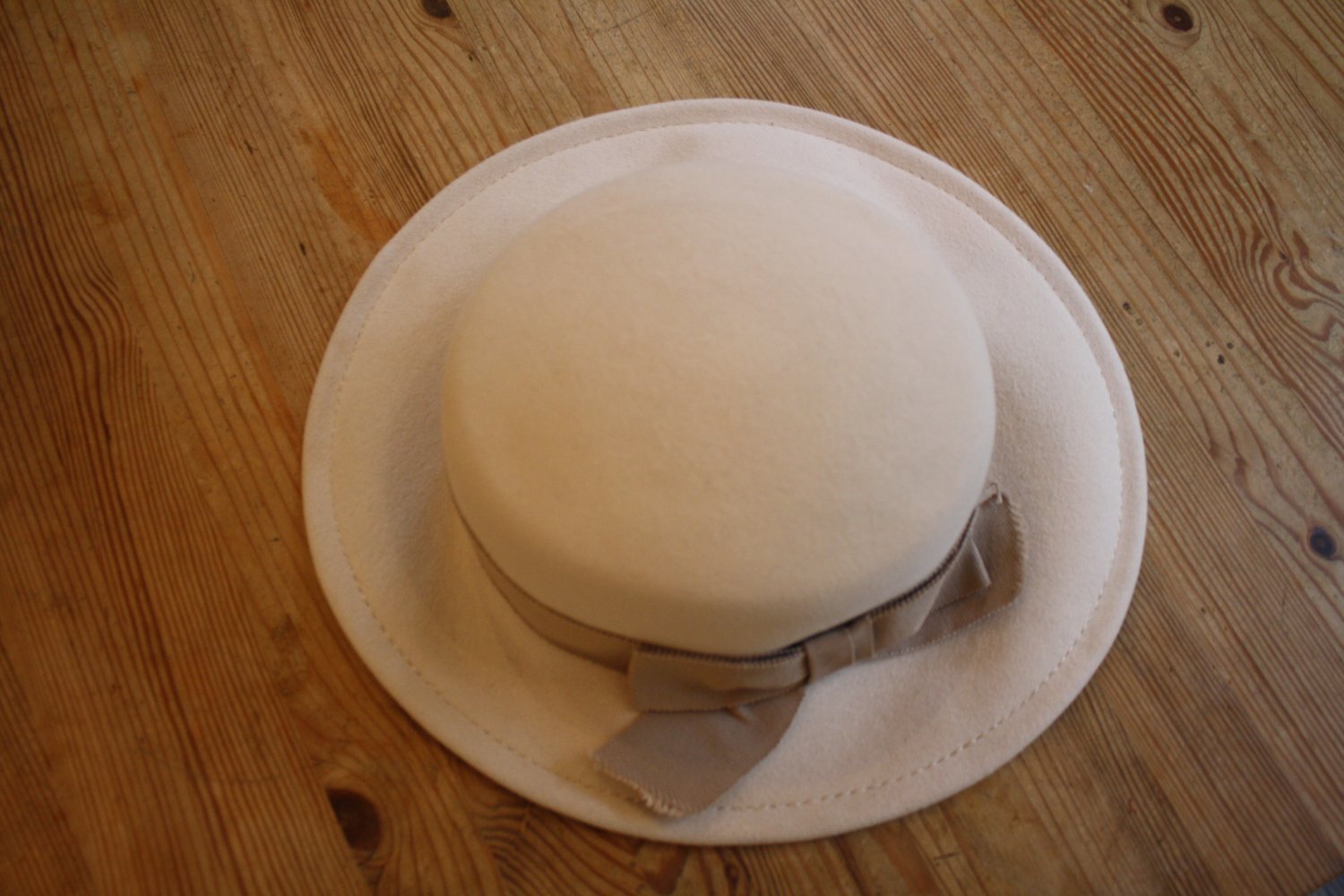 Hut cremeweiß mit beigem Band
