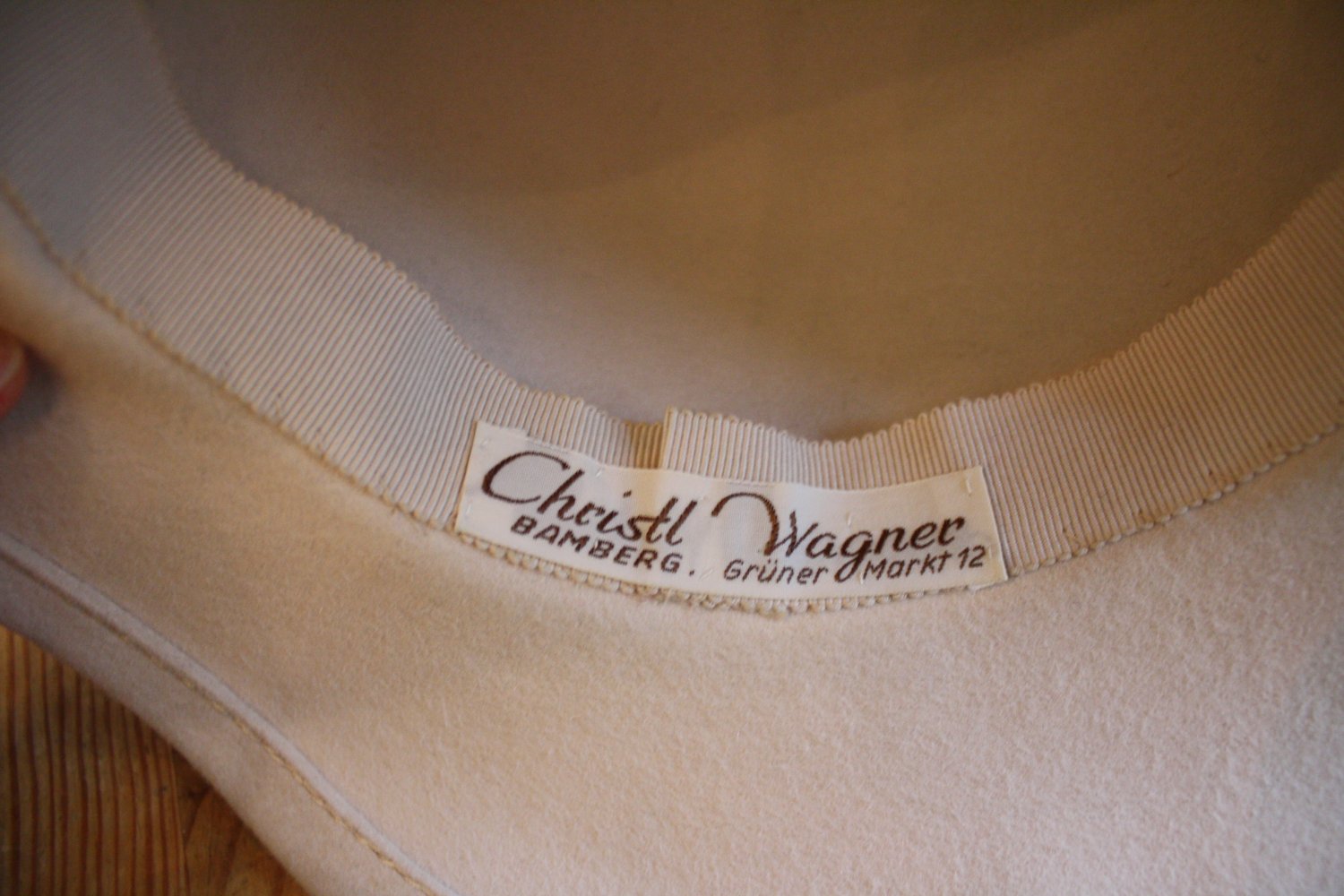 Hut cremeweiß mit beigem Band