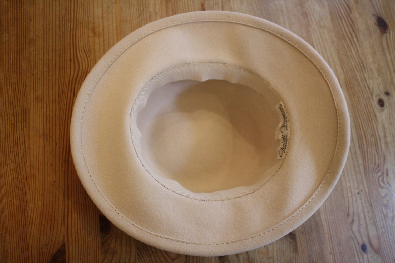 Hut cremeweiß mit beigem Band