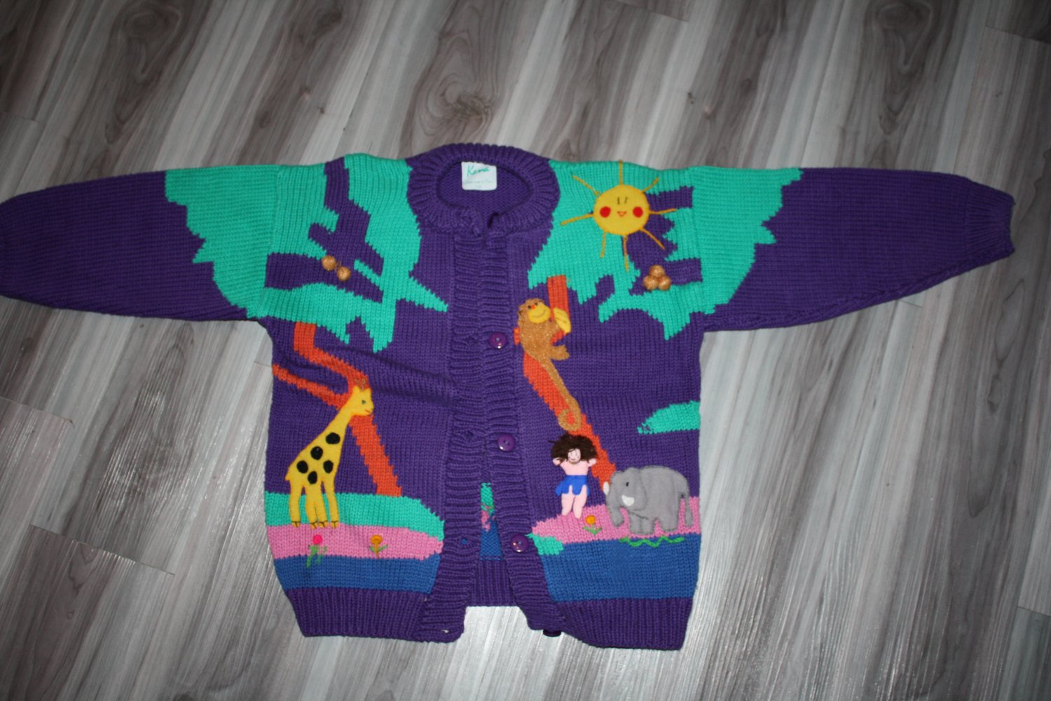 Strickjacke lila mit Applikationen getragen, Gr. 140 (?)