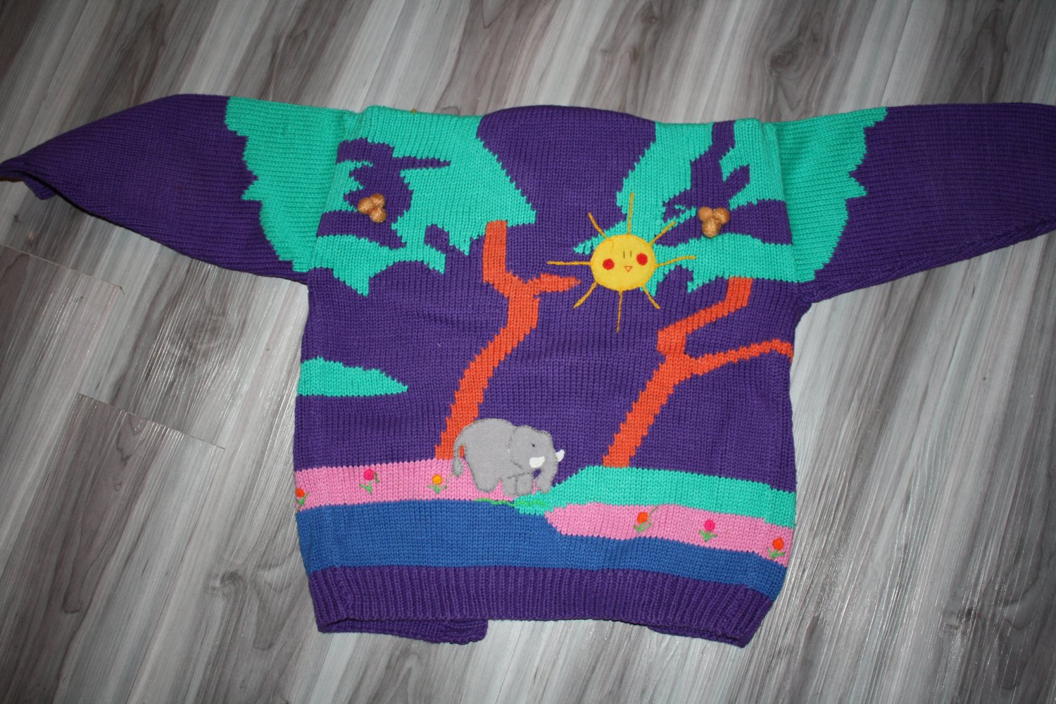 Strickjacke lila mit Applikationen getragen, Gr. 140 (?)