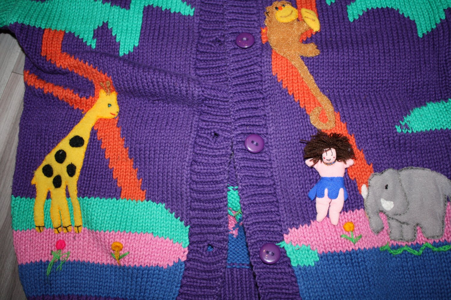 Strickjacke lila mit Applikationen getragen, Gr. 140 (?)