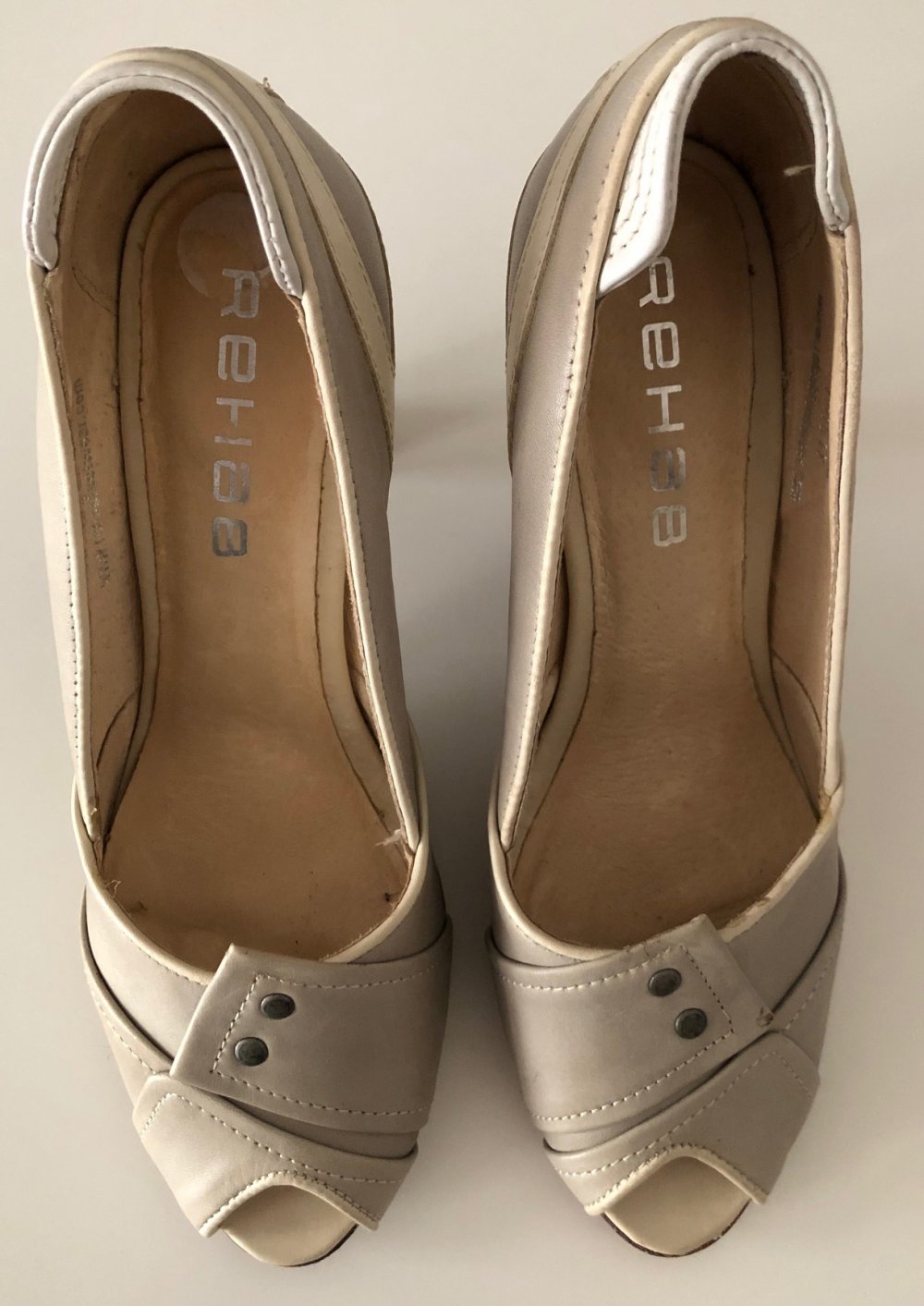 Süße Peeptoe Pumps in hellgrau! Neuwertig!