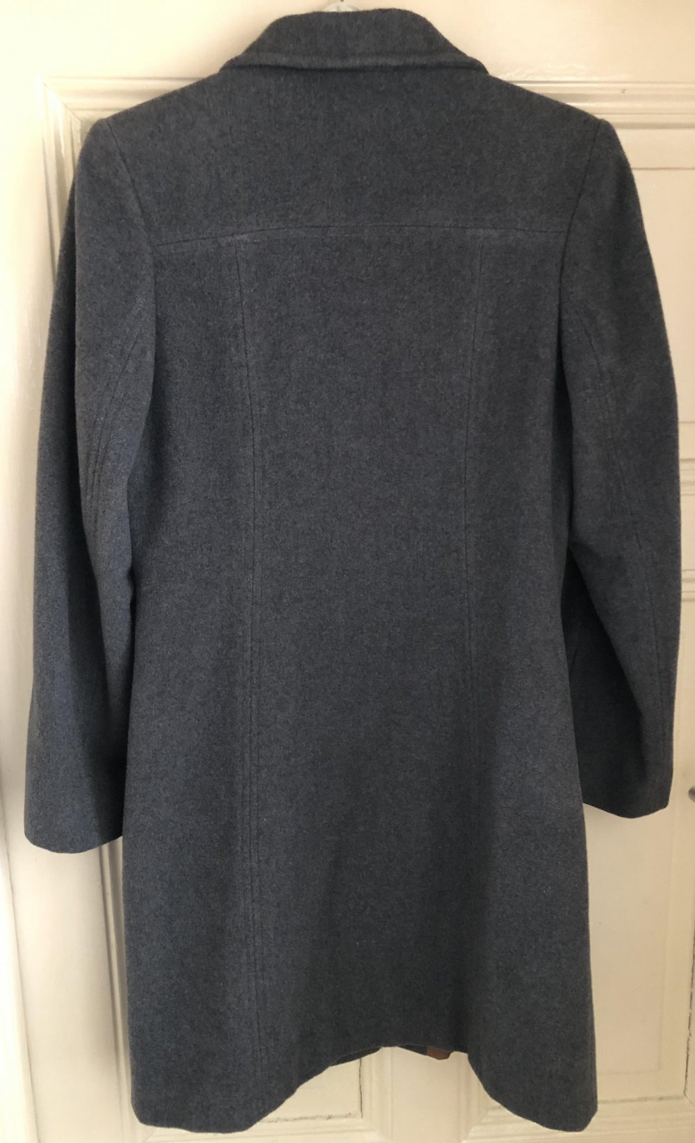 Dunkelgrauer Wolle-Kaschmir-Mantel mit außergewöhnlichen Knöpfen!