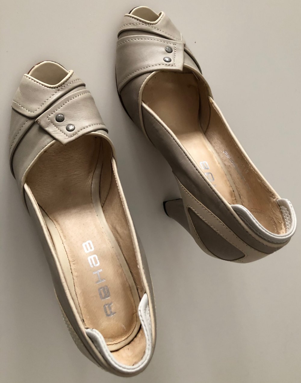 Süße Peeptoe Pumps in hellgrau! Neuwertig!