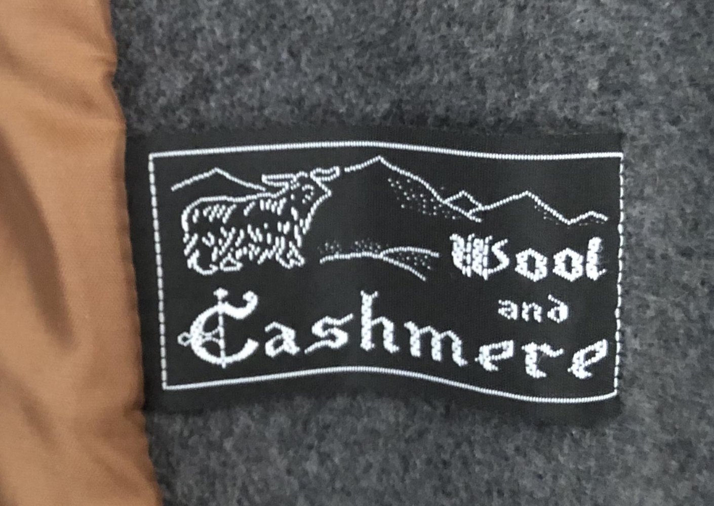 Dunkelgrauer Wolle-Kaschmir-Mantel mit außergewöhnlichen Knöpfen!