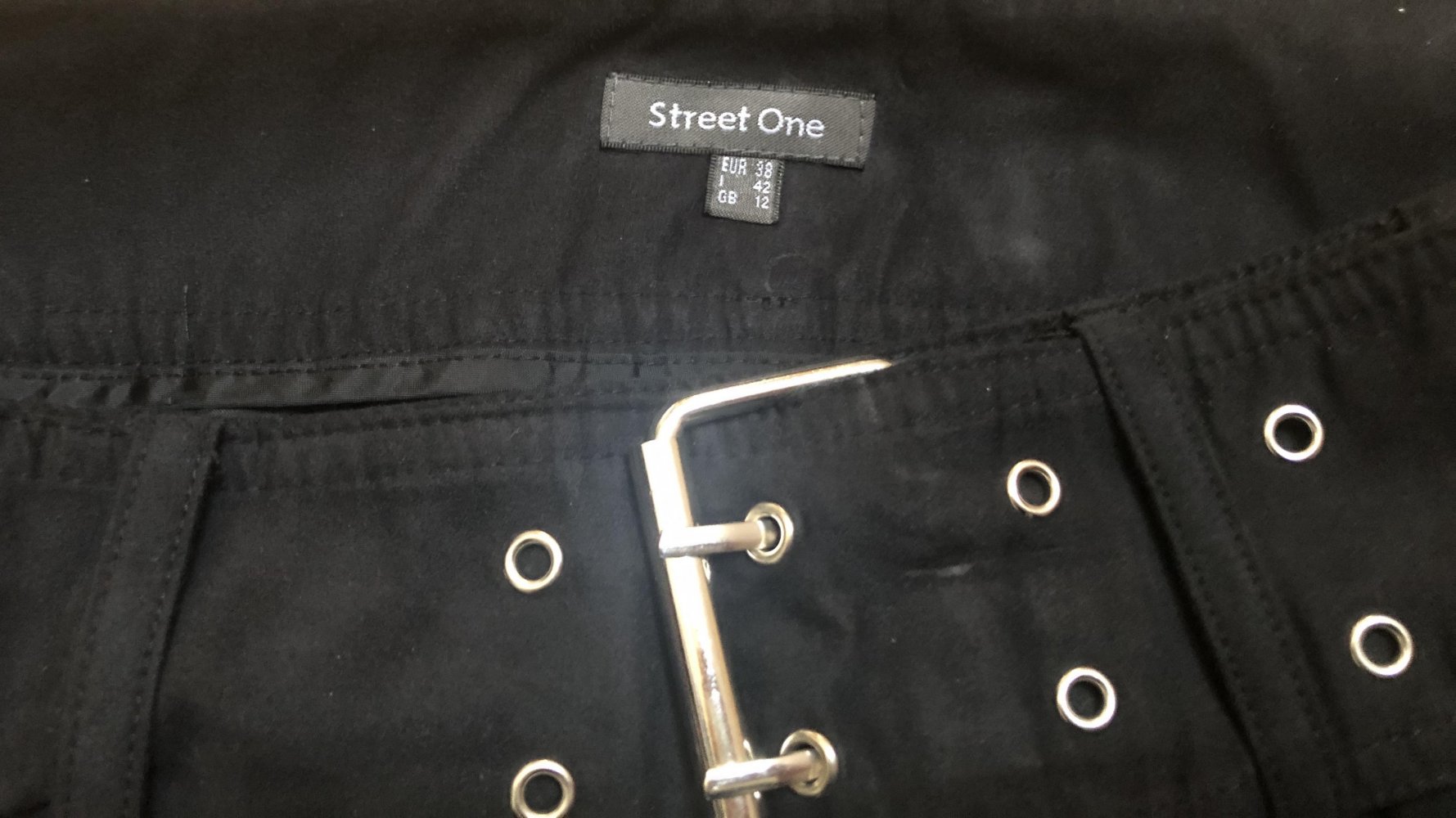 Süßer Samtrock mit besonderer Schnalle! Sehr guter Zustand!