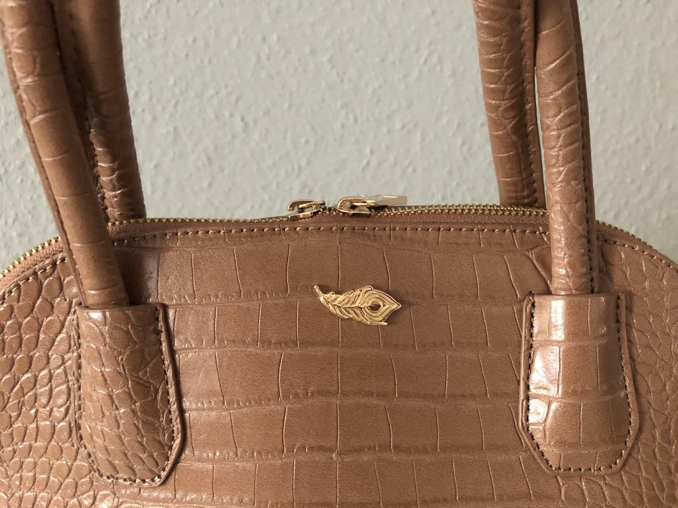 Hellbraune süße Handtasche mit Gold-Applikationen! Wie neu!