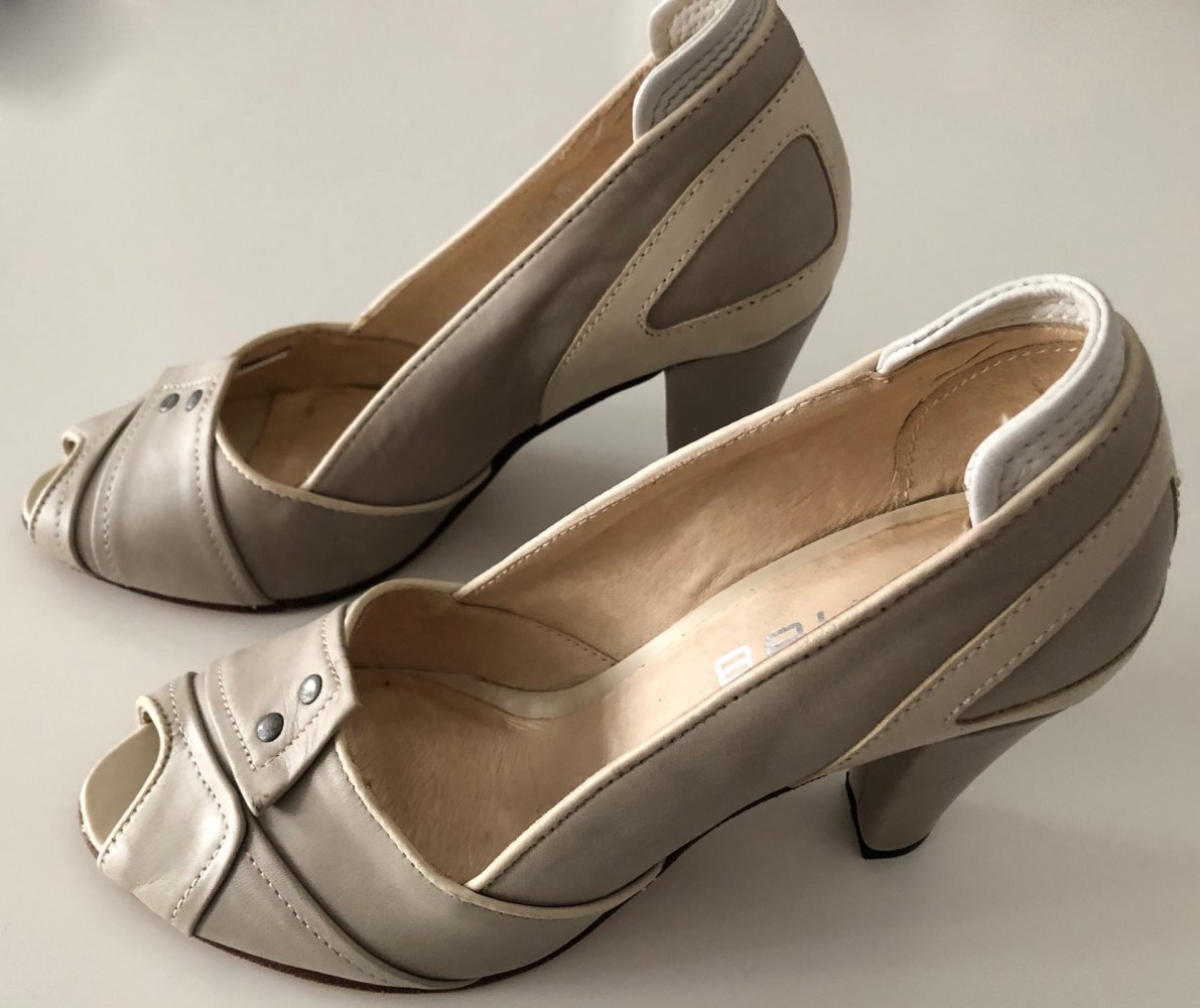 Süße Peeptoe Pumps in hellgrau! Neuwertig!