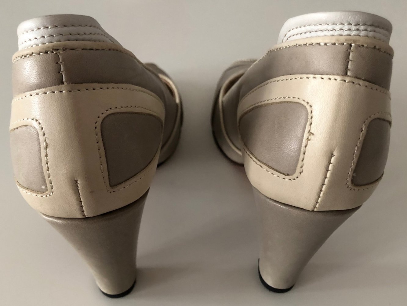 Süße Peeptoe Pumps in hellgrau! Neuwertig!