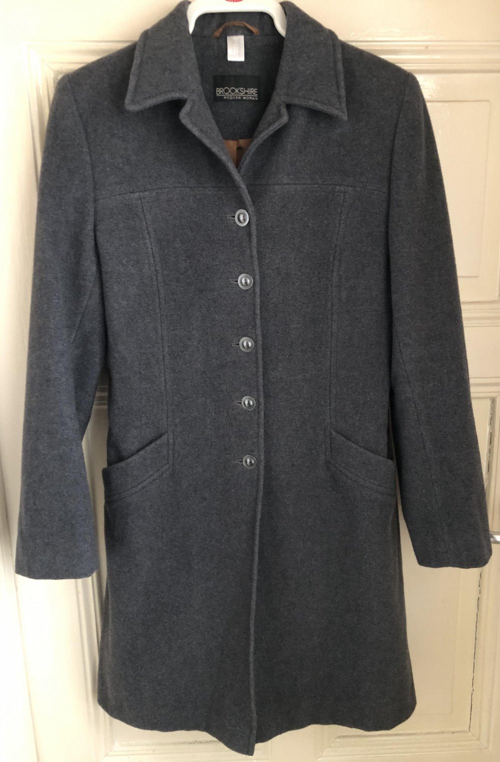Dunkelgrauer Wolle-Kaschmir-Mantel mit außergewöhnlichen Knöpfen!