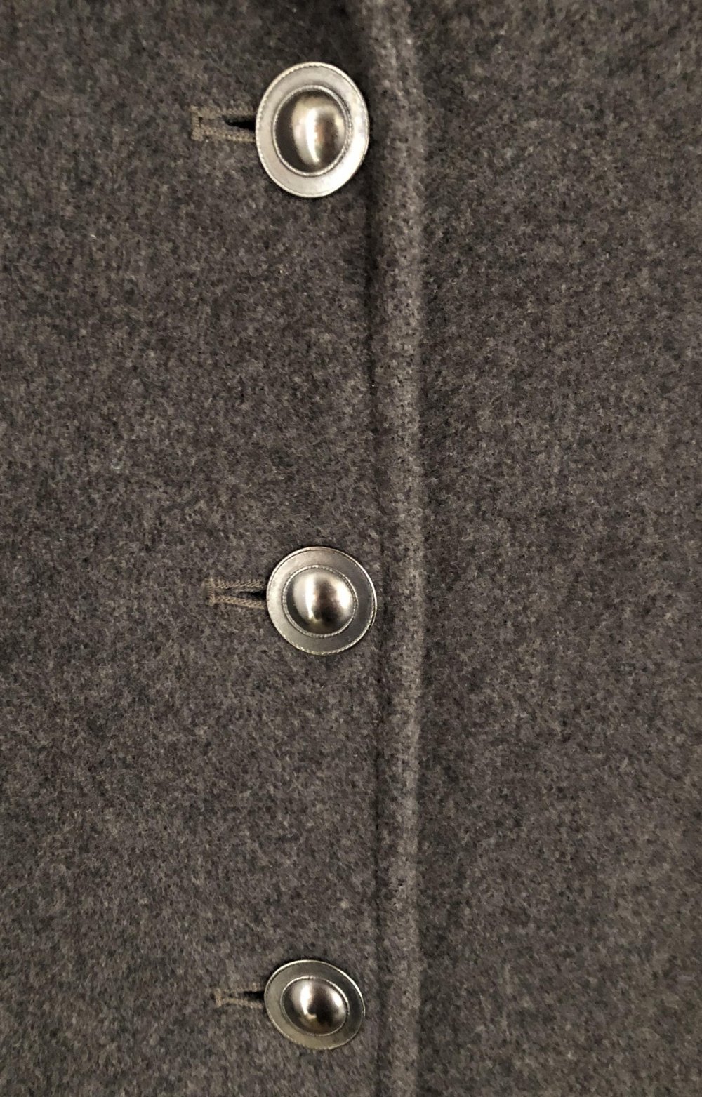 Dunkelgrauer Wolle-Kaschmir-Mantel mit außergewöhnlichen Knöpfen!